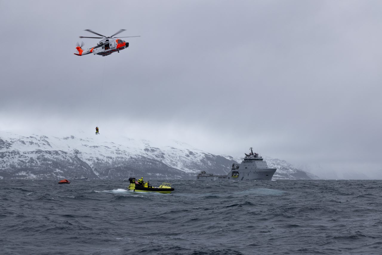 Övning med helikopter och båtar i hårt väder