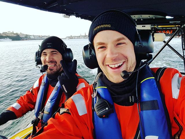 Två kustbevakare i rib-båt.
