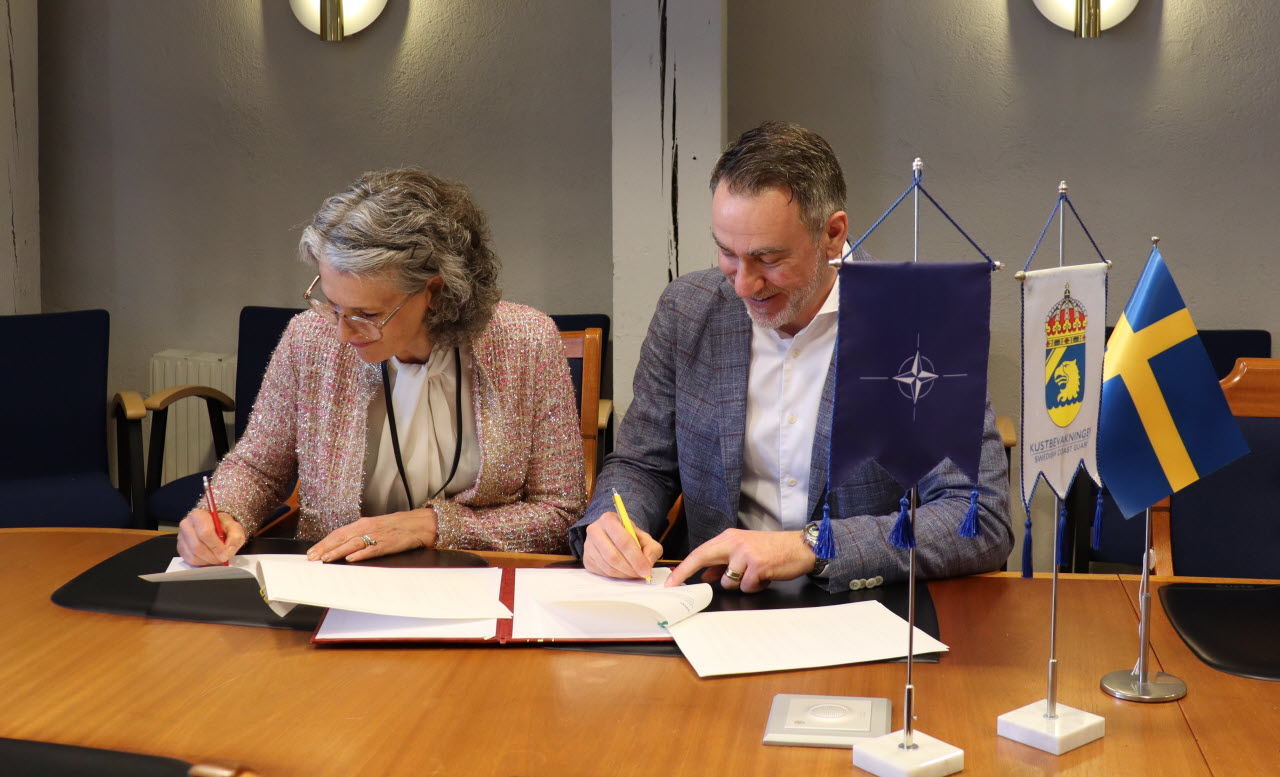 Lena Lindgren Schelin och Henric Johnson signerar avtal BTH