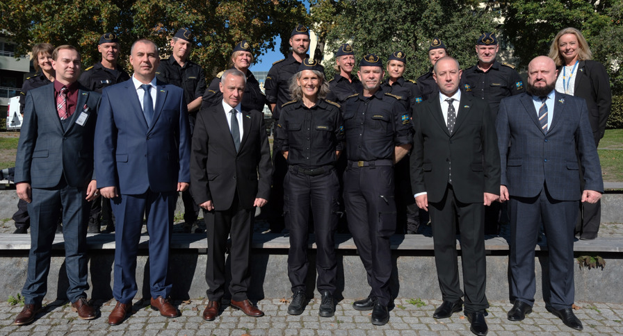 Kustbevakningens ledningsgrupp och medarbetare i Ukrainaprojektet, tillsammans med delegationen från ukrainska kustbevakningen.