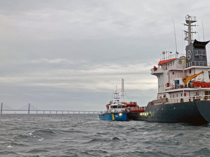 KBV 314 intill fartyg på grund söder om Öresund