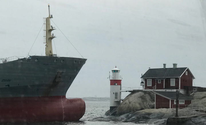 Det grundstötta fartyget har nu kommit loss från grundet. Bilden har redigerats för att dölja fartygsnamnet. Foto Kustbevakningen