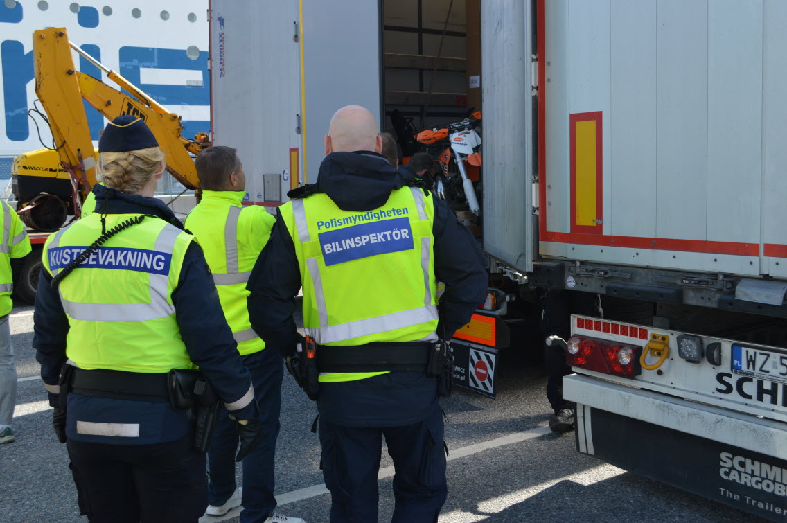 Kustbevakningen i samverkan med bland annat polisen i en gemensam insats