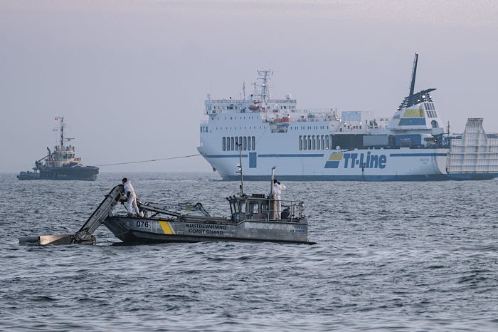 Kustbevakningsbåt tar upp olja