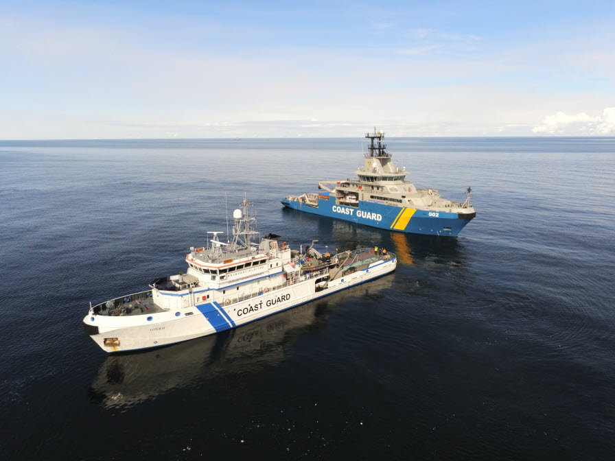 Fartyg från finska och svenska kustbevakningen på öppet hav