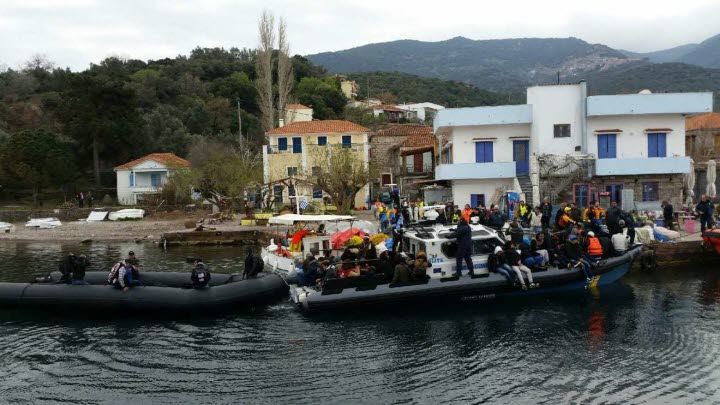 KBV 477 anlöper Skala Sikaminea med 56 migranter söndagen den 19:e mars 2017