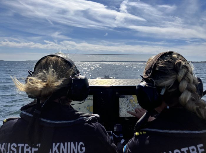 Kustbevakare kör båt.jpg