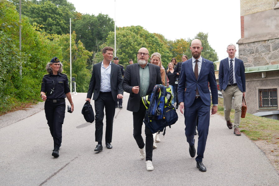 Flera personer går på en gata, i förgrunden syss Carl-Oskar Bohlin som samtalar med Micke Persson på Kustbevakningen.