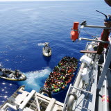 Räddning av cirka 350 migranter på träbåt .jpg
