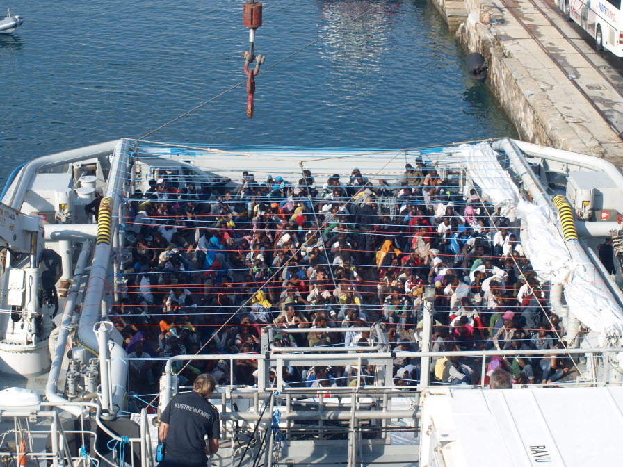 Migranter samlade på akterdäcket på KBV 001.