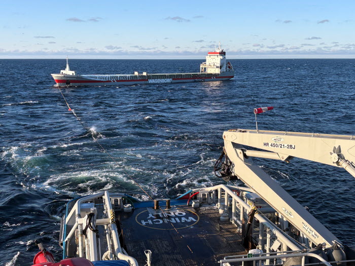 Bild på KBV 002 Triton med bogservajer till brandhärjat fartyg