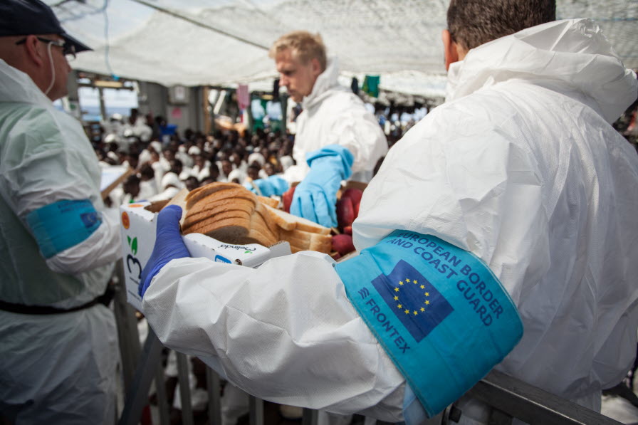 Utdelning av bröd till migranter.