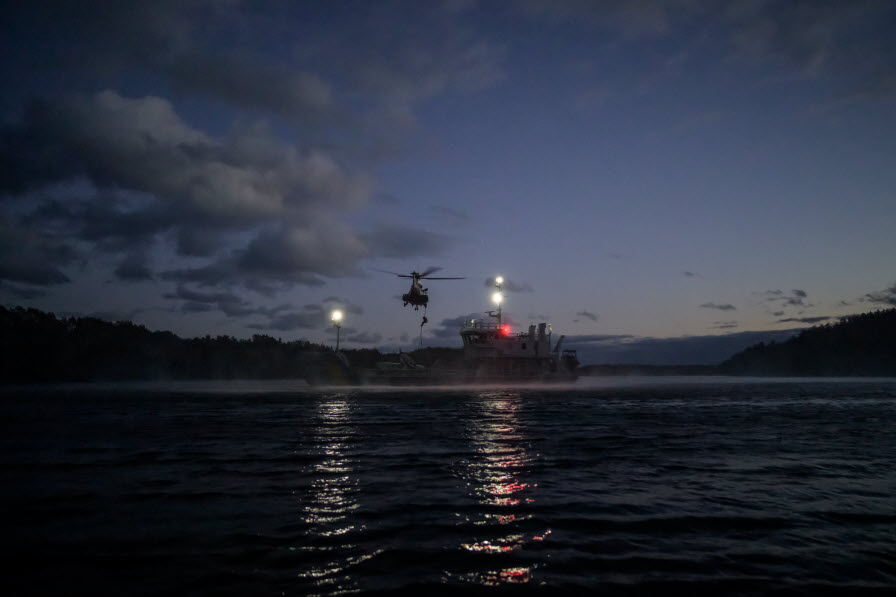 En person firas ner från en helikopter till KBV 050.