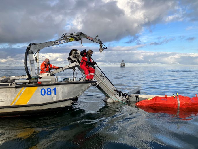 Operation Marco Polo 231024 Strandbekämpare tar upp olja i Hörvik under operation Marco Polo.