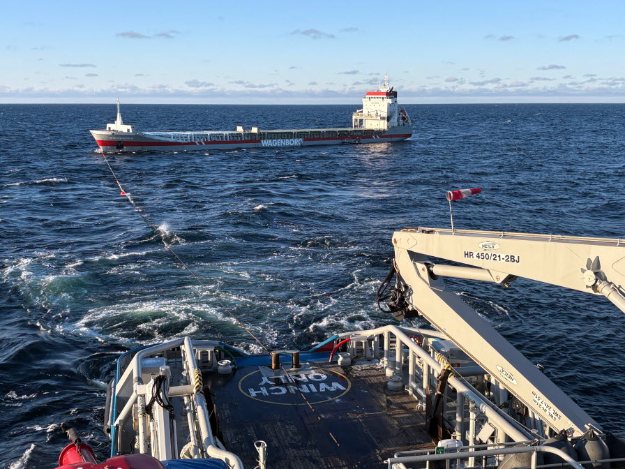 Bild på KBV 002 Triton med bogservajer till brandhärjat fartyg