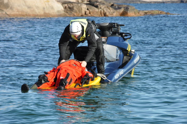 KBV 307 övar sjöräddning med vattenskoter