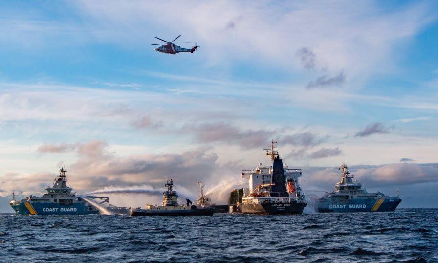 KBV 001 och KBV 002 släcker brand tillsammans med helikopter och bogserbåt