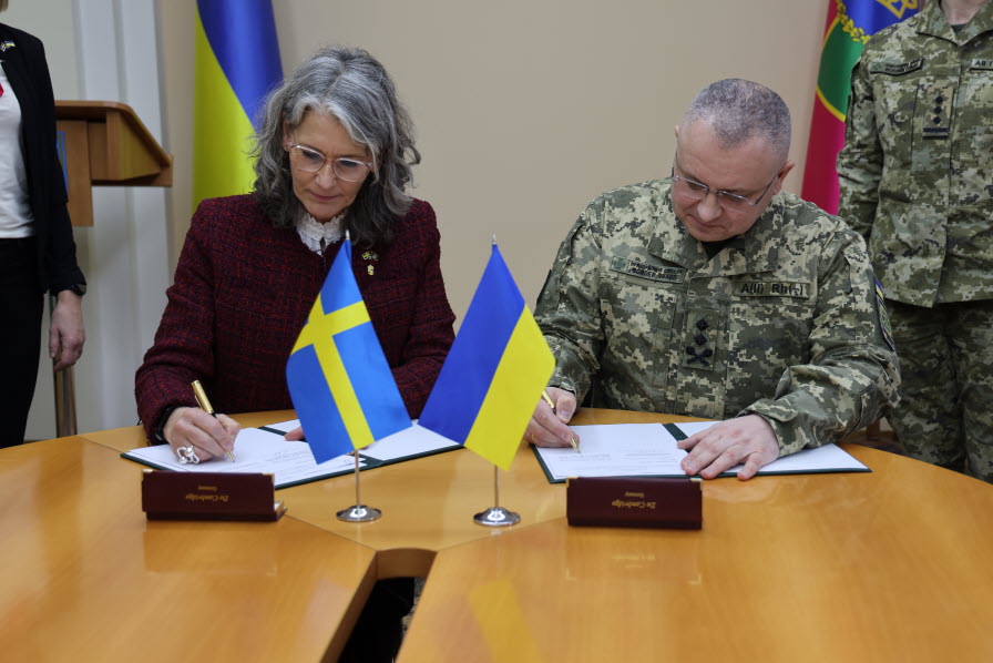 Lena Lindgren Schelin och Major General Valerii Vavryniuk